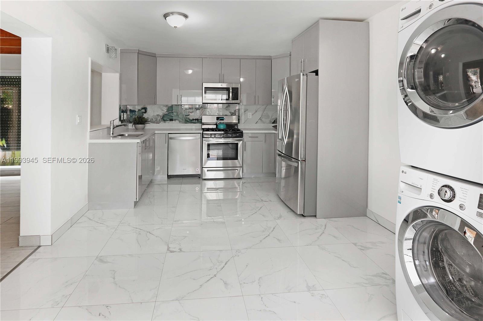 HOLLYWOOD COUNTRY CLUB ES - Residential Lease