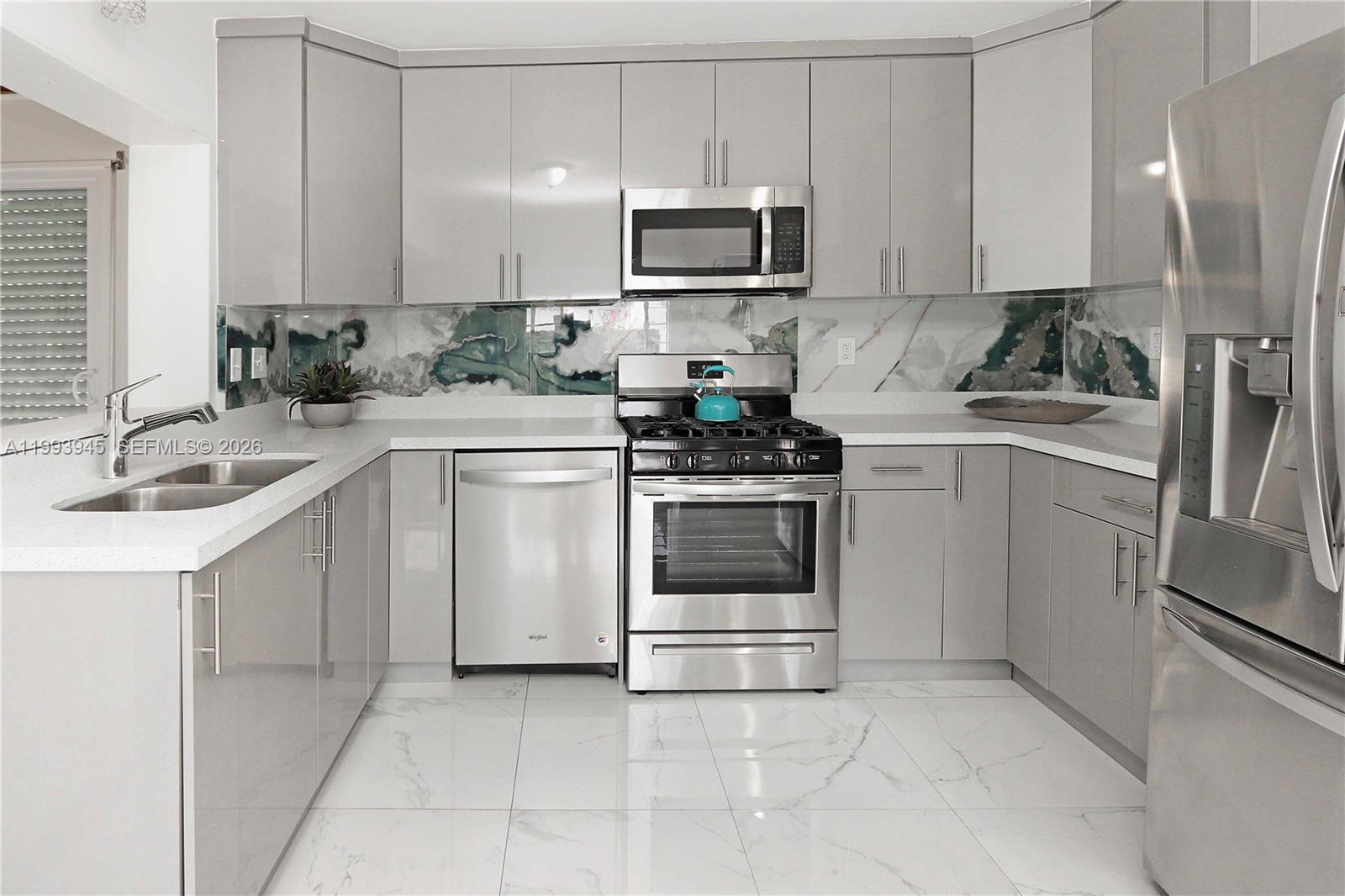 HOLLYWOOD COUNTRY CLUB ES - Residential Lease