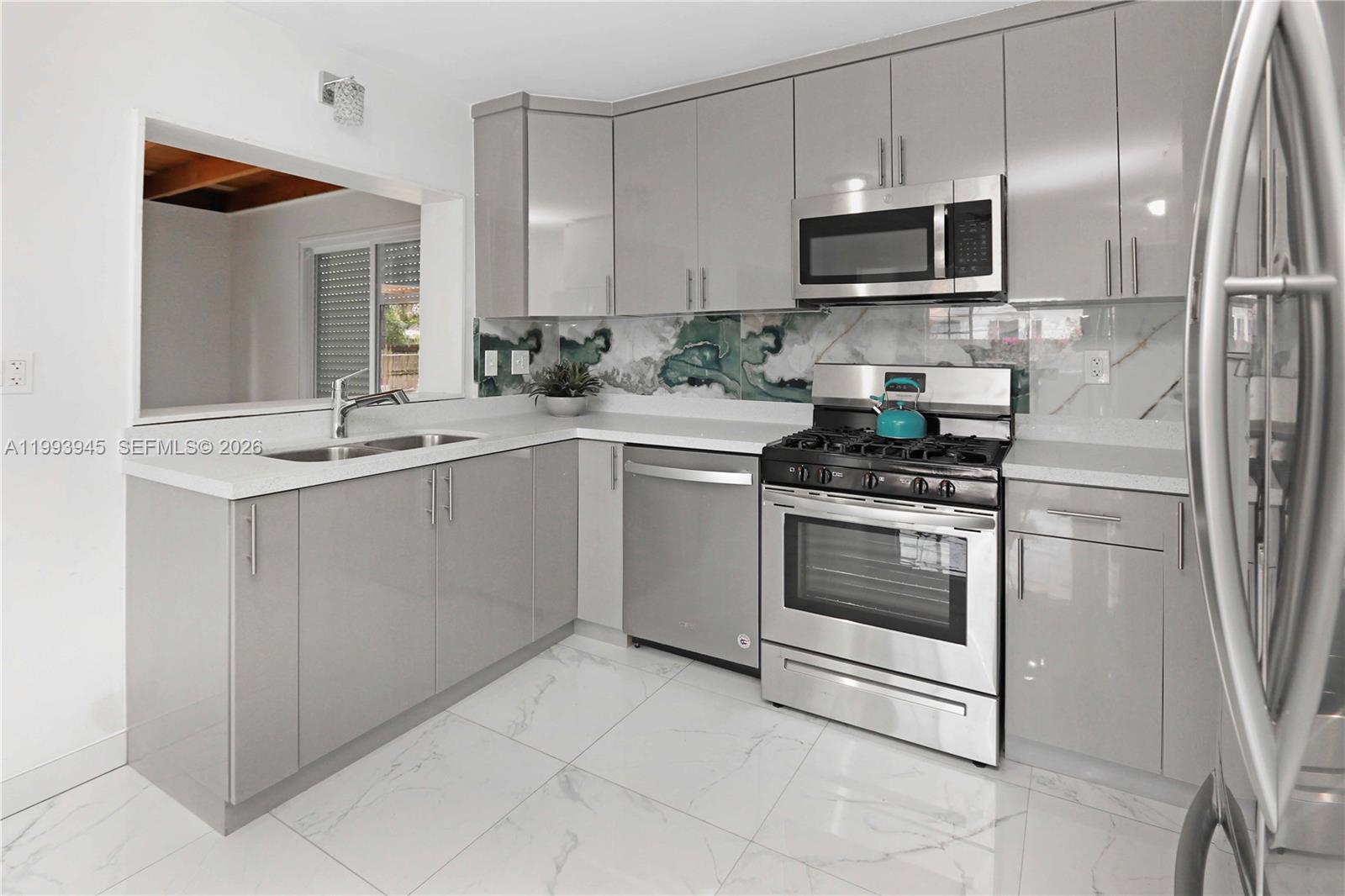 HOLLYWOOD COUNTRY CLUB ES - Residential Lease