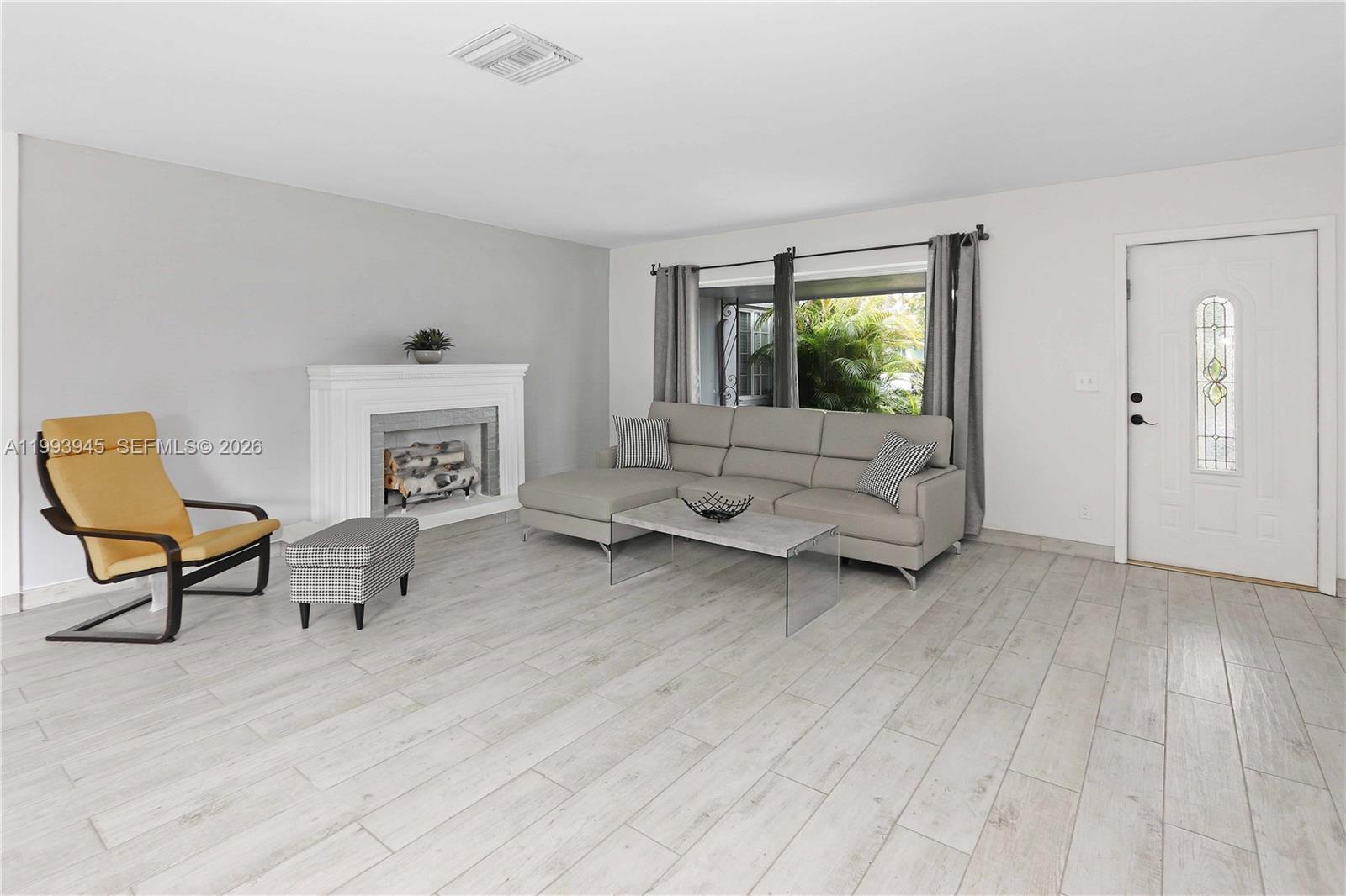 HOLLYWOOD COUNTRY CLUB ES - Residential Lease