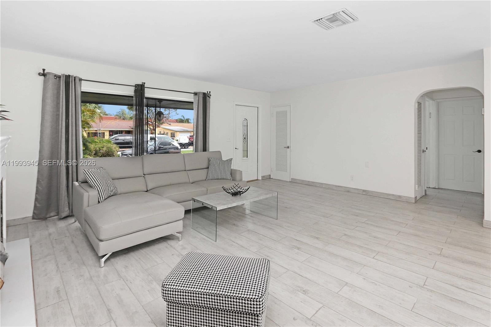 HOLLYWOOD COUNTRY CLUB ES - Residential Lease