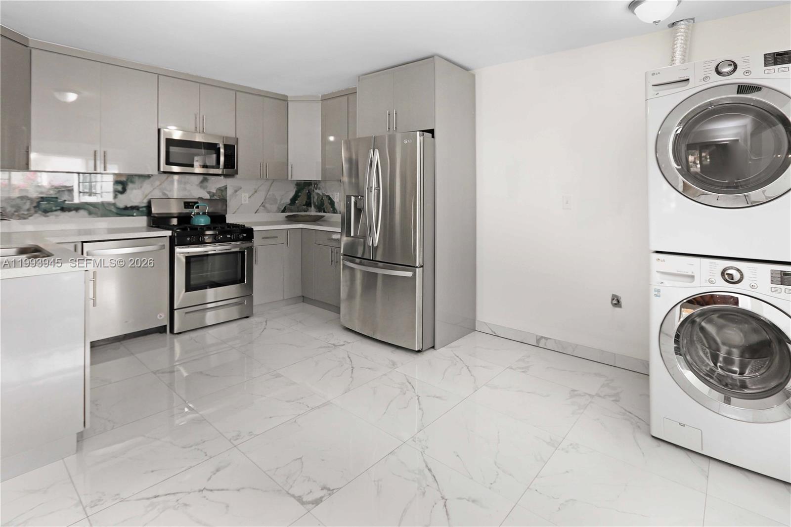 HOLLYWOOD COUNTRY CLUB ES - Residential Lease