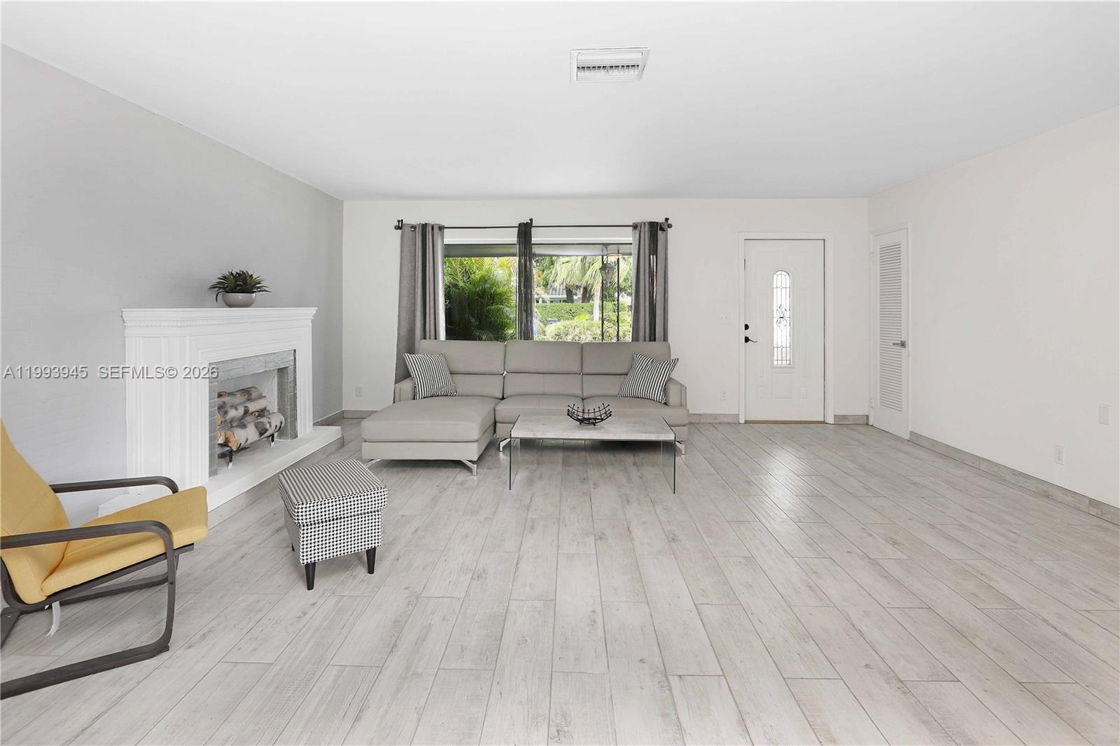 HOLLYWOOD COUNTRY CLUB ES - Residential Lease