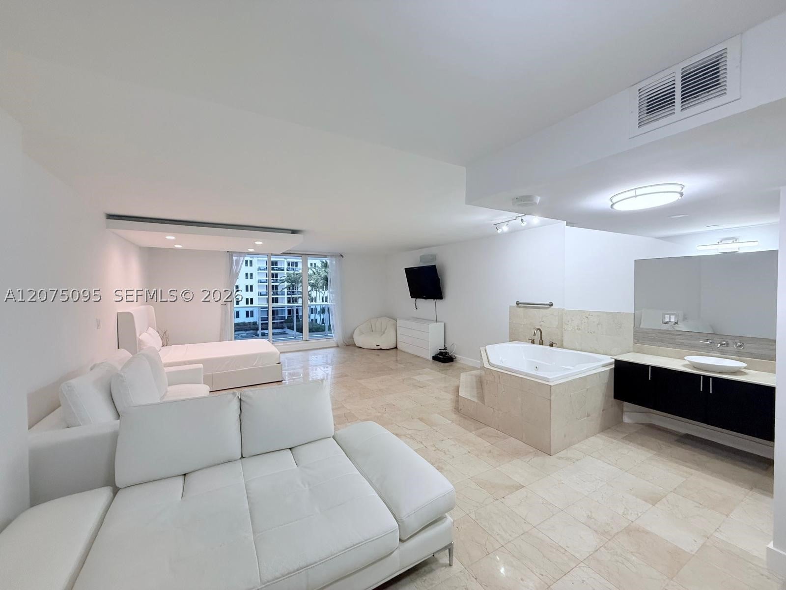 2301 Collins Ave 621