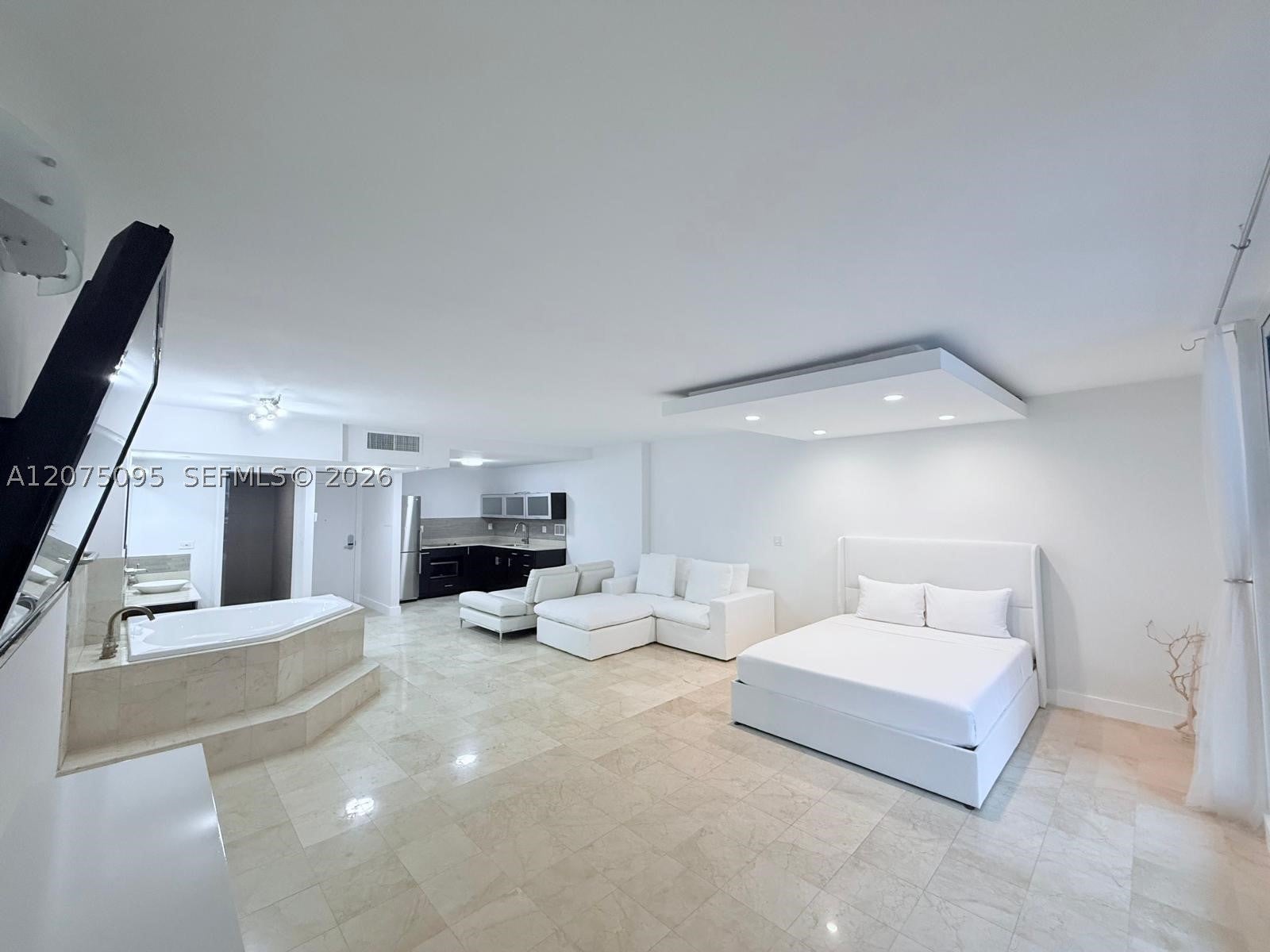 2301 Collins Ave 621