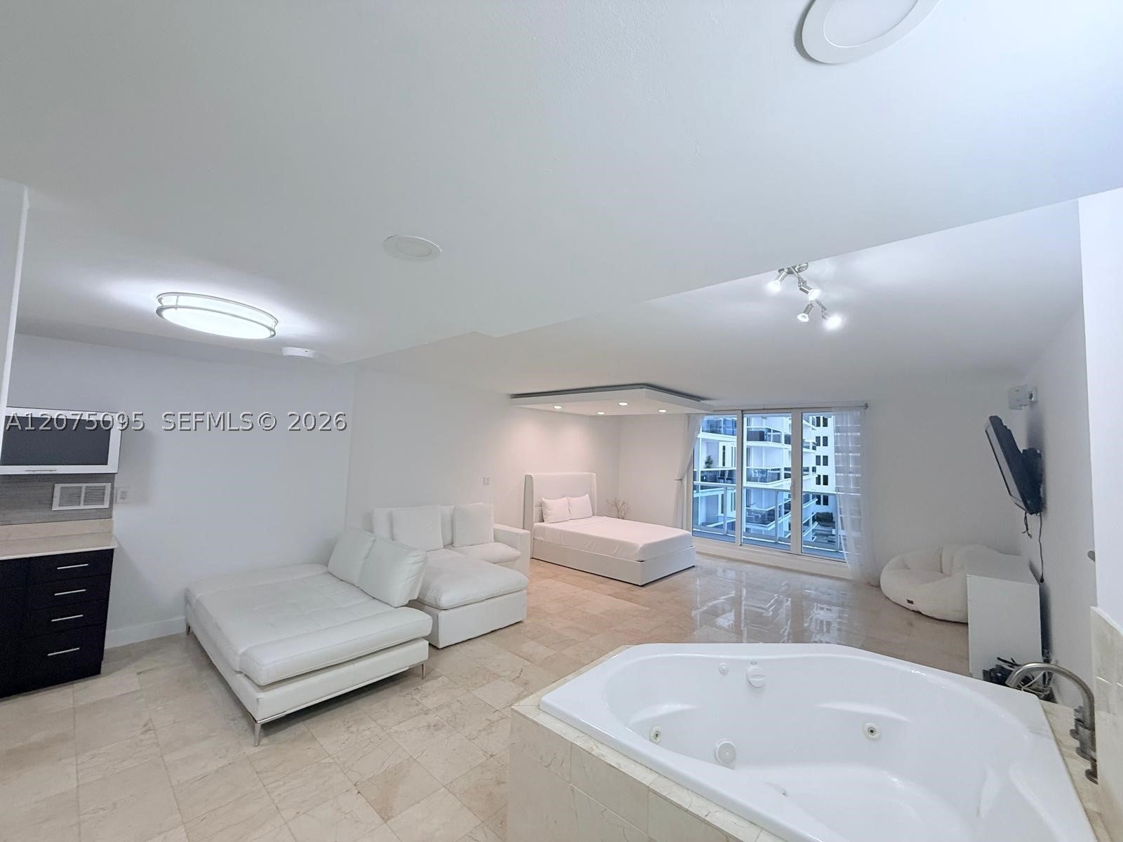 2301 Collins Ave 621