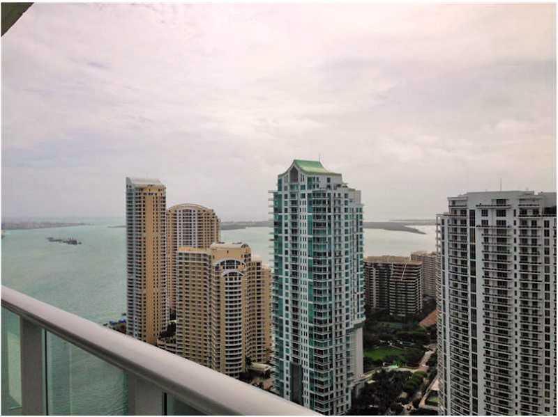 2 ASSIGNED PARKING SPOTS & COMPLETELY REMODELED! Ideal split plan 2 bedroom/ 2 bath with 2 parking spots at MET 1, downtown Miami's dynamic residential building encompassing all the best of the urban luxury lifestyle, including a Whole Foods! Open kitch en with bar, Granite counter-tops; Bedrooms with en-suite baths and walk-in closets.Washer/Dryer in unit. Remodeled kitchen and tile flooring throughout! Building amenities include gym, pool deck, conference rooms, cable, internet.