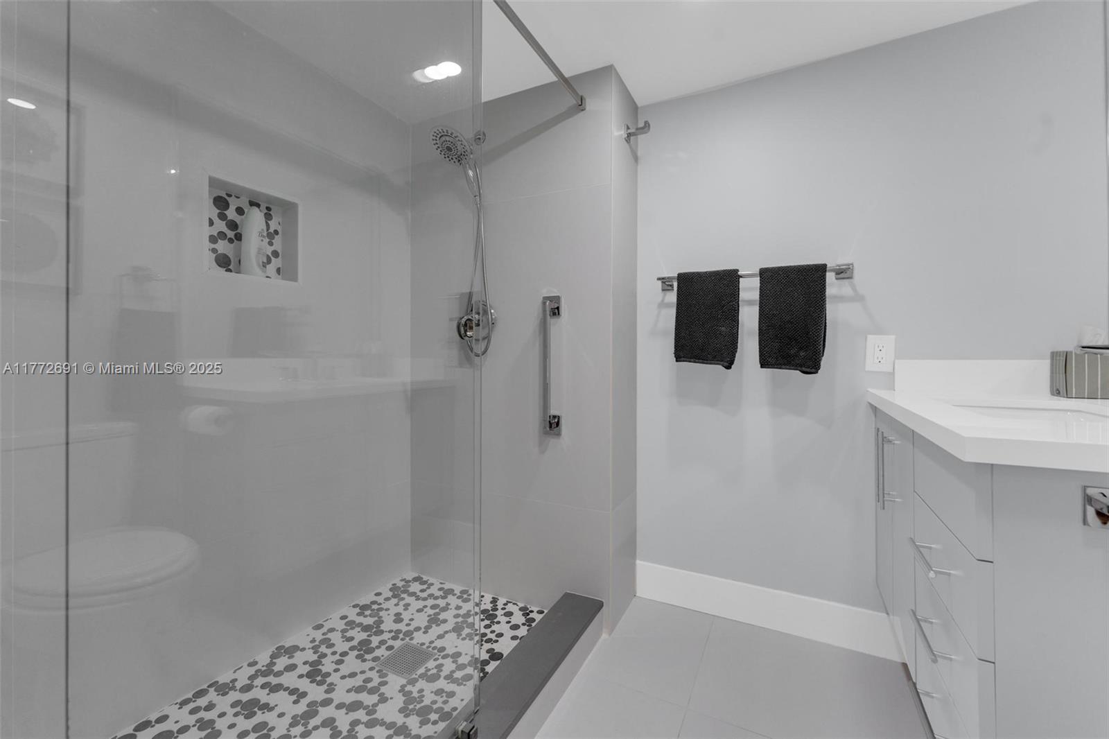 SUMMIT CONDO - Residential