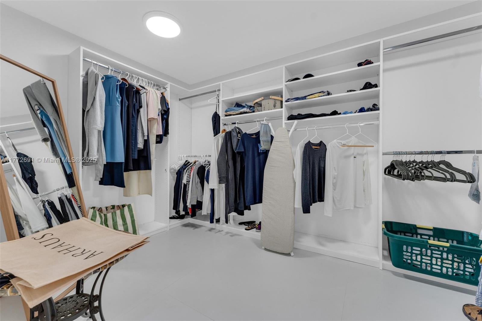 SUMMIT CONDO - Residential