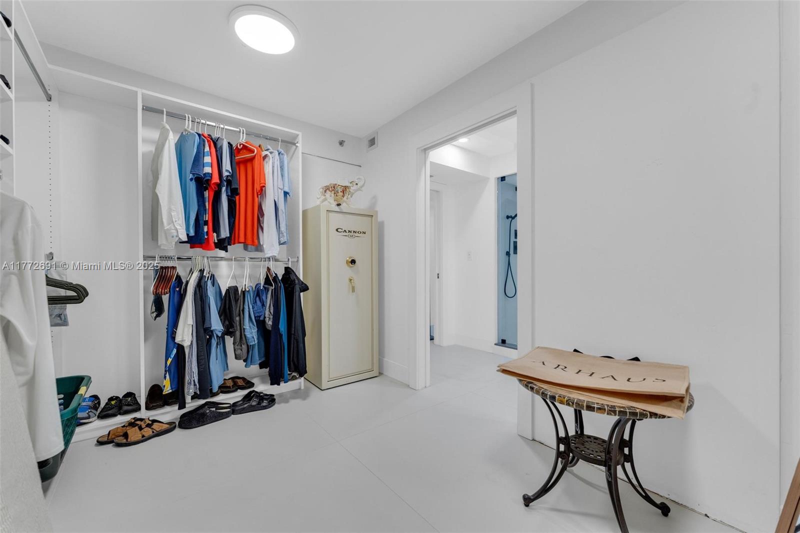 SUMMIT CONDO - Residential