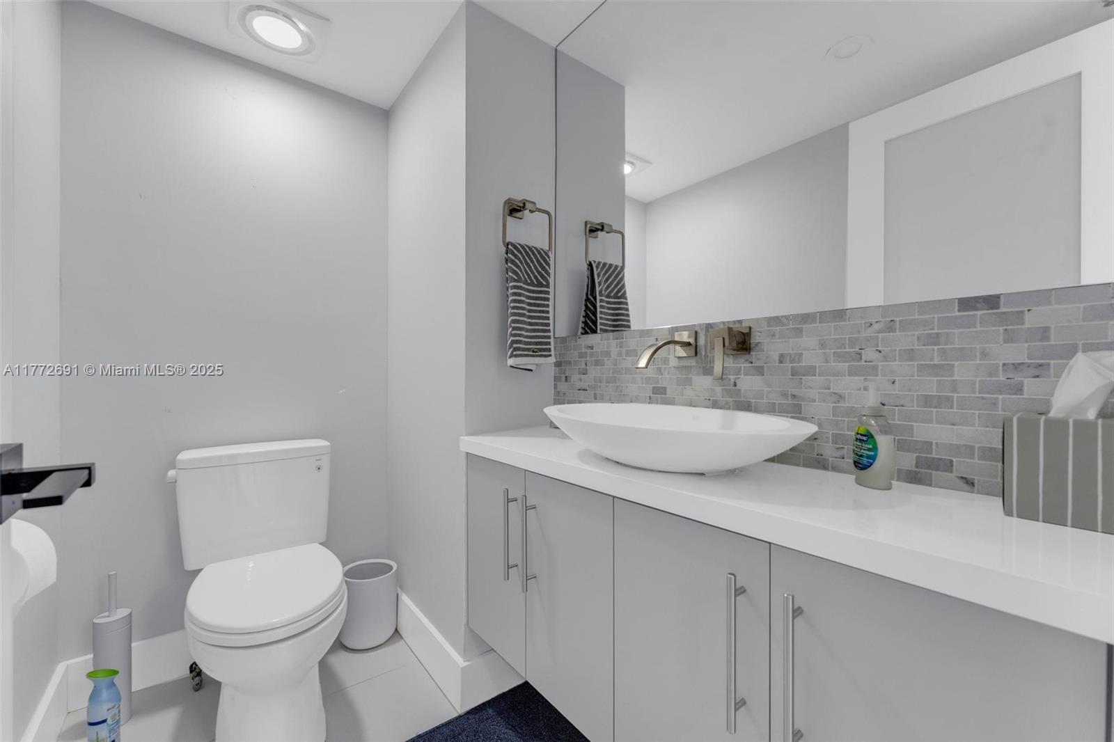 SUMMIT CONDO - Residential