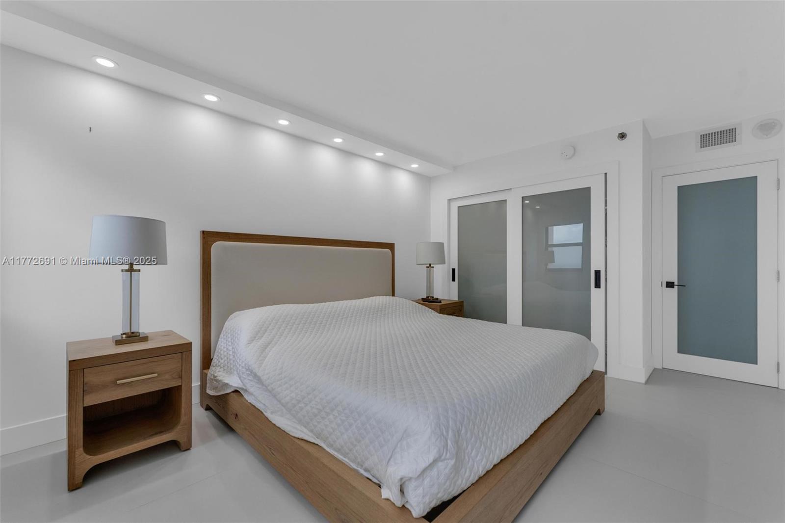 SUMMIT CONDO - Residential