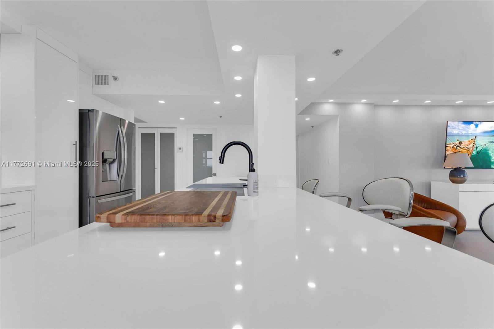 SUMMIT CONDO - Residential