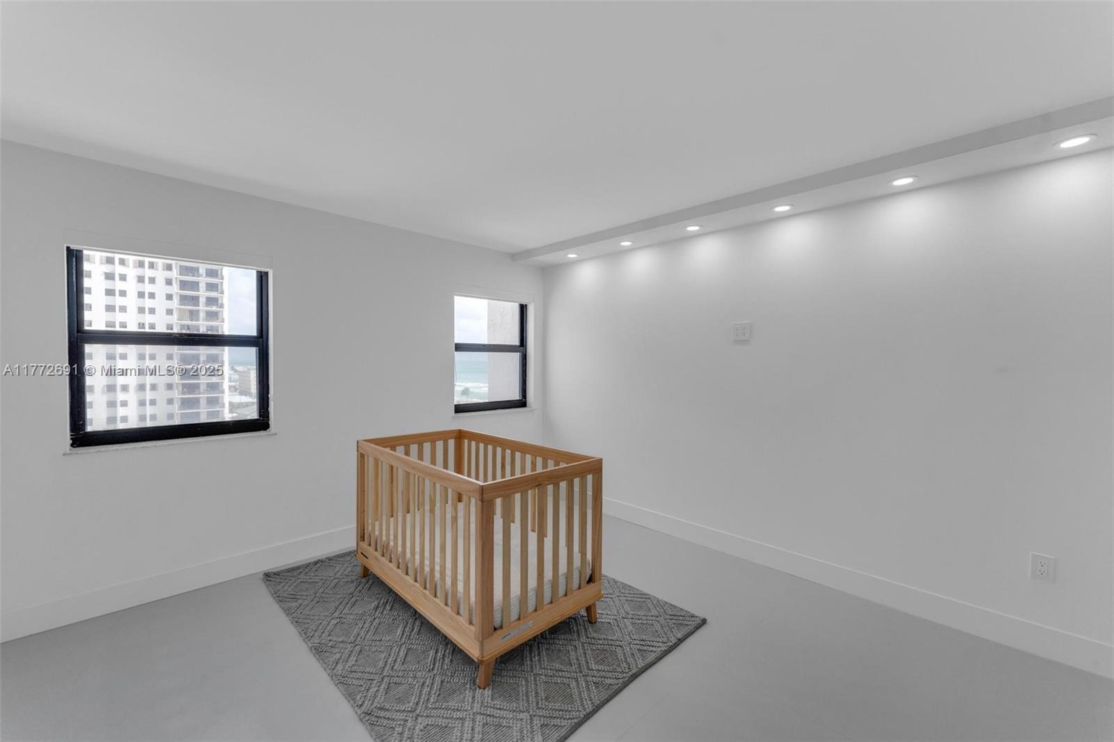 SUMMIT CONDO - Residential