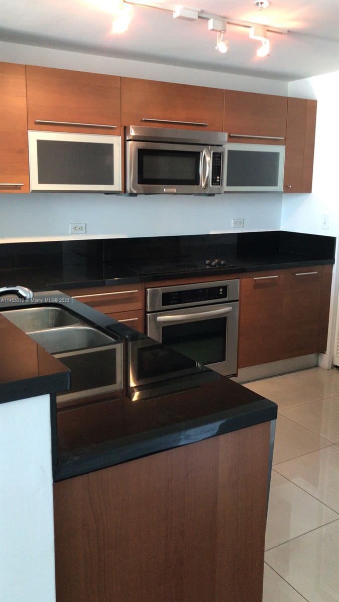 LOCATION!! GREAT 1/1 UNIT, OVERLOOKING BISCAYNE BAY. SS APPLIANCES. WASHER/DRYER. LAMINATED
FLOORS. MODERN LOOK. PLENTY OF AMENITIES. SERVICES. 24 HRS CONCIERGE. VALET. POOLS, SUN DECK,
FITNESS CENTER, LOUNGE AREA, ROOM THEATER. IN FRONT OF BAYSIDE. IN THE MIDDLE OF FINANCIAL AND
ART DISTRICT. STEPS TO AA ARENA, SHOPES AND ENTERTAINMENT. ONE ASSIGNED PARKING SPACE.