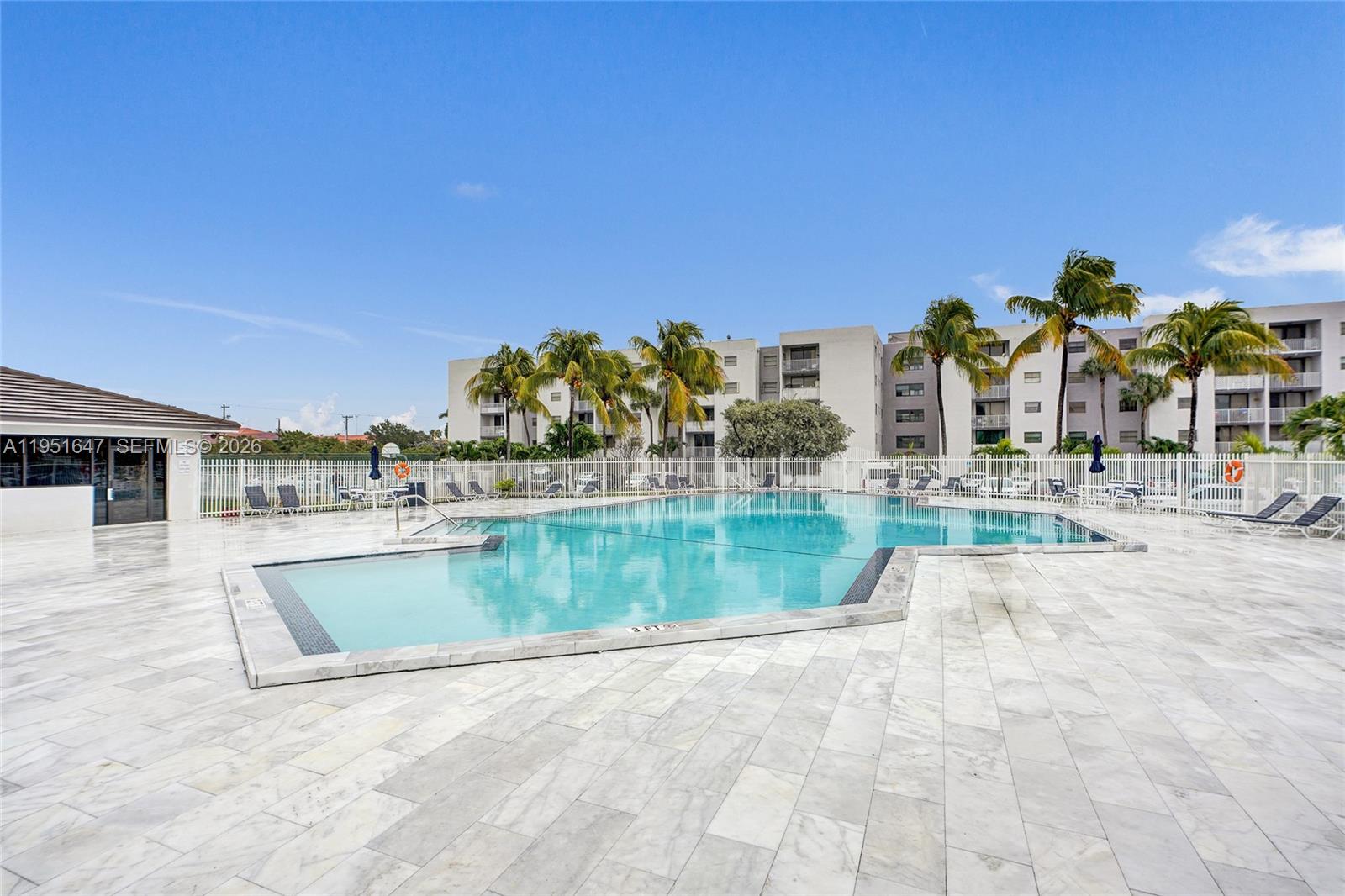 FONTAINEBLEAU GARDENS CON - Residential