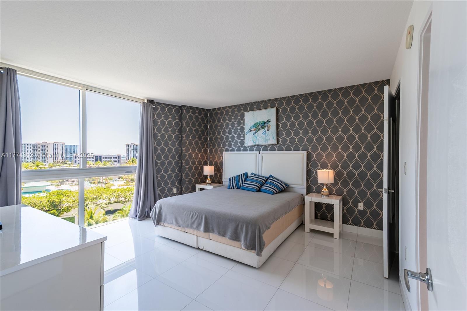 ST TROPEZ ON THE BAY III - Residential