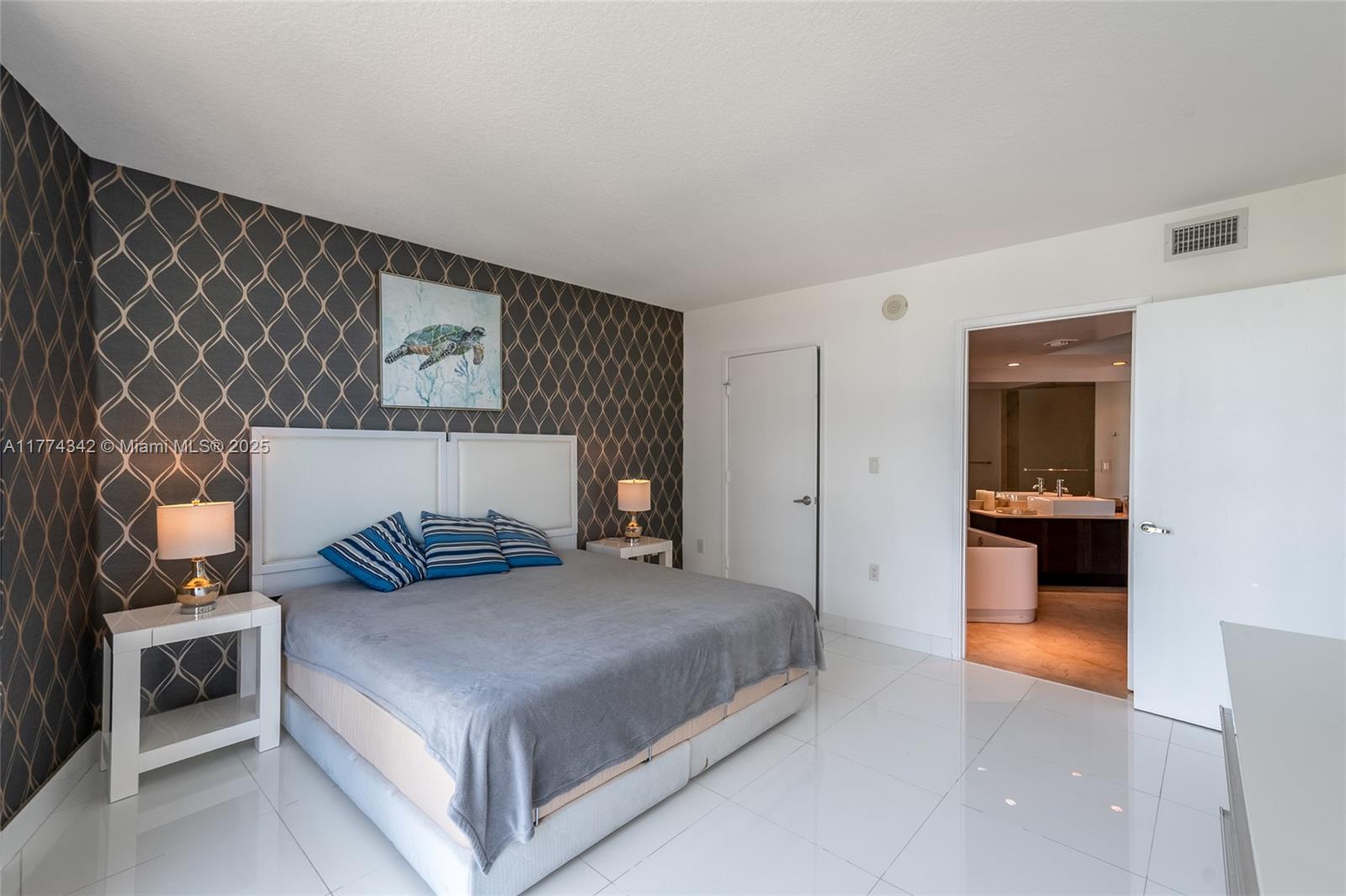 ST TROPEZ ON THE BAY III - Residential