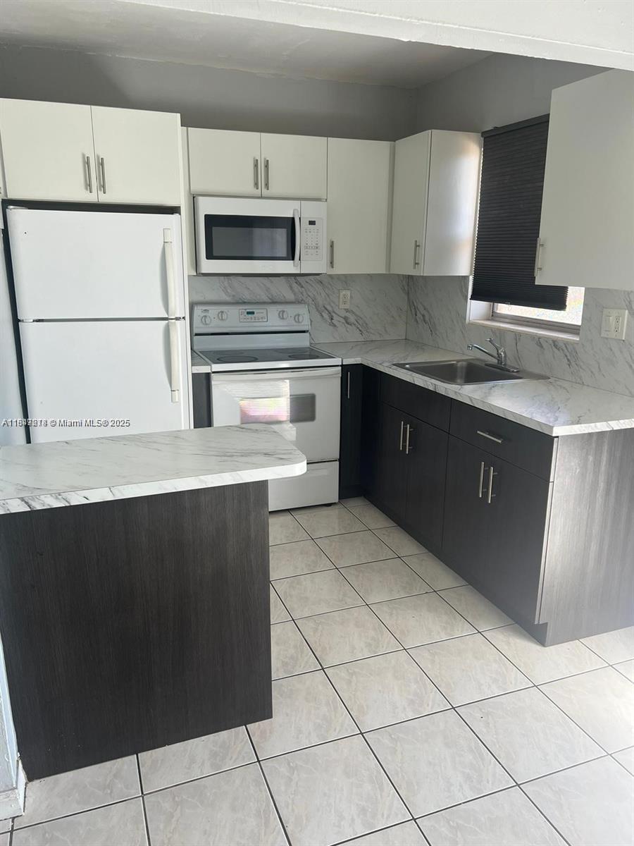Prime Location in Kendall!
Beautiful 2-bedroom condo. Enjoy a spacious layout with a large balcony overlooking the pool, clubhouse, and BBQ area — perfect for relaxing or entertaining. Located in a quiet and well-maintained building with easy access to US1, 826, and Kendall Drive. An excellent opportunity to invest.