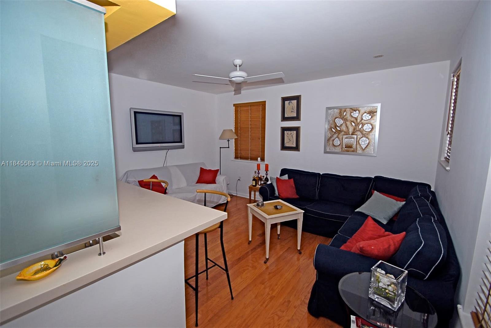Beautiful completely furnished 1 bedroom unit, steps from Lincoln Rd.
SS Appliances.
Central A/C.
Washer/Dryer in unit.
Corner Unit.
Very well-maintained Art Deco Building
Unit is also for sale