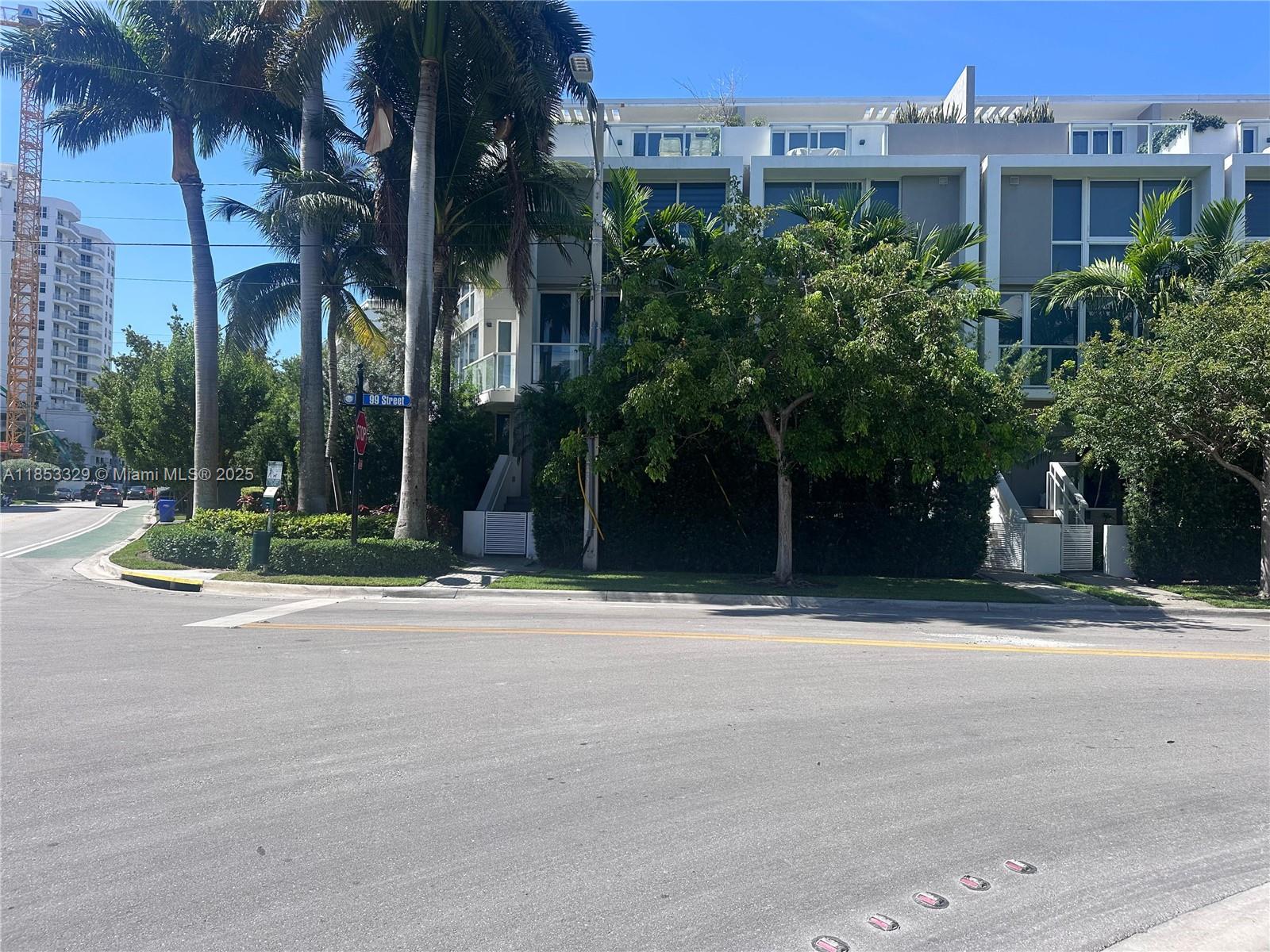 Elegant 4 story Townhouse.. 3/4.5 can be converted to a 5/4.5. Fully Furnished. Developers unit. Available Immediately seasonal or yearly.
Private elevator, Two roof top areas, 2 carports parking spots and more! Minutes to Bal Harbor shops, beach and A rated schools as well as House of workship. A MUST see!