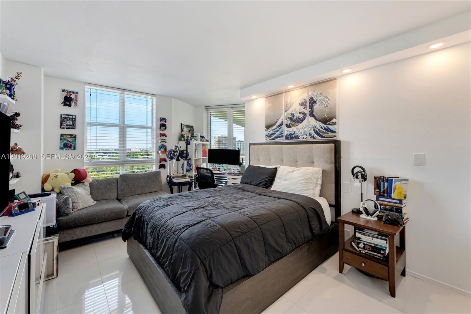 TOWERS OF QUAYSIDE CONDO - Residential