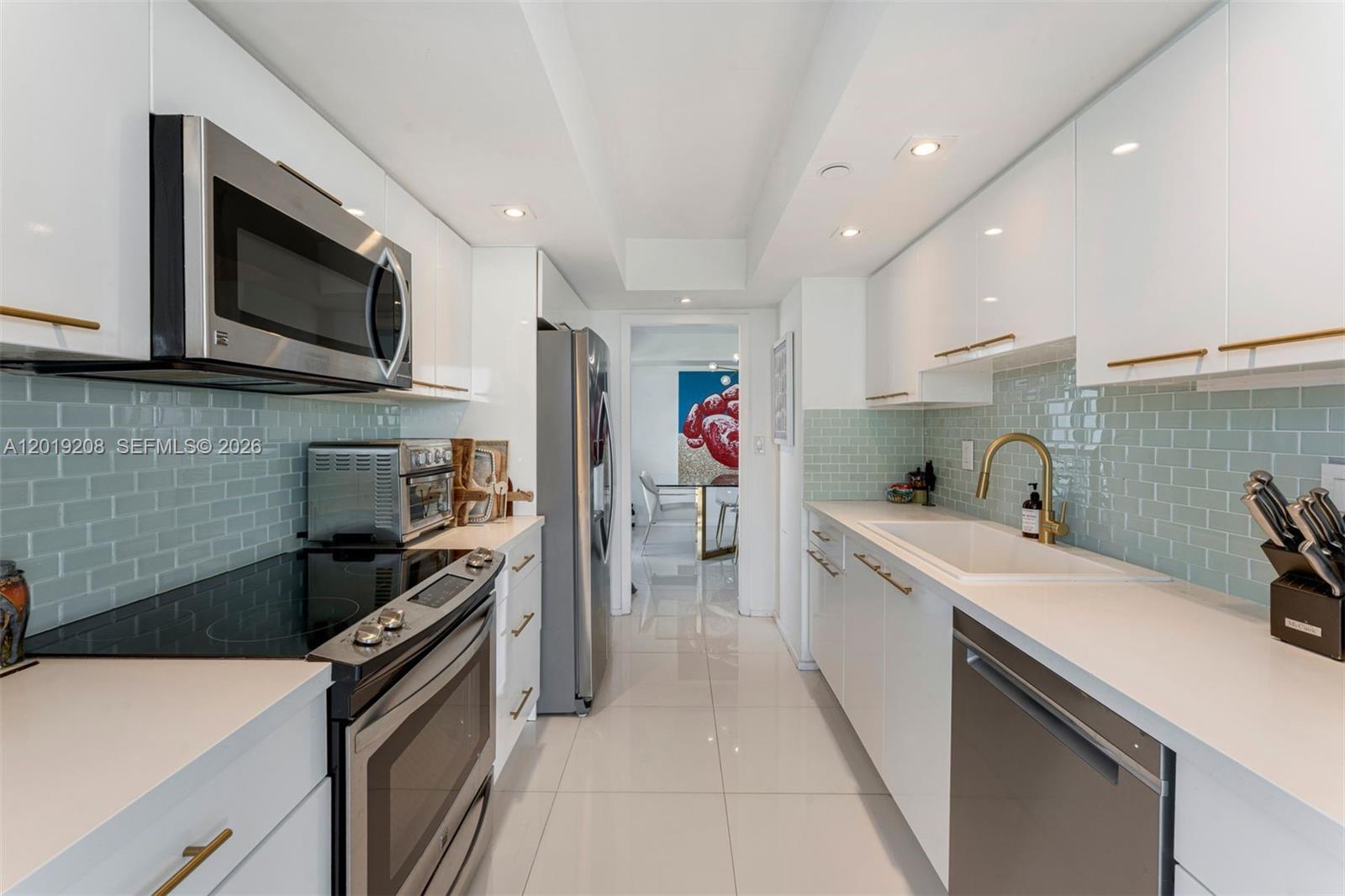 TOWERS OF QUAYSIDE CONDO - Residential