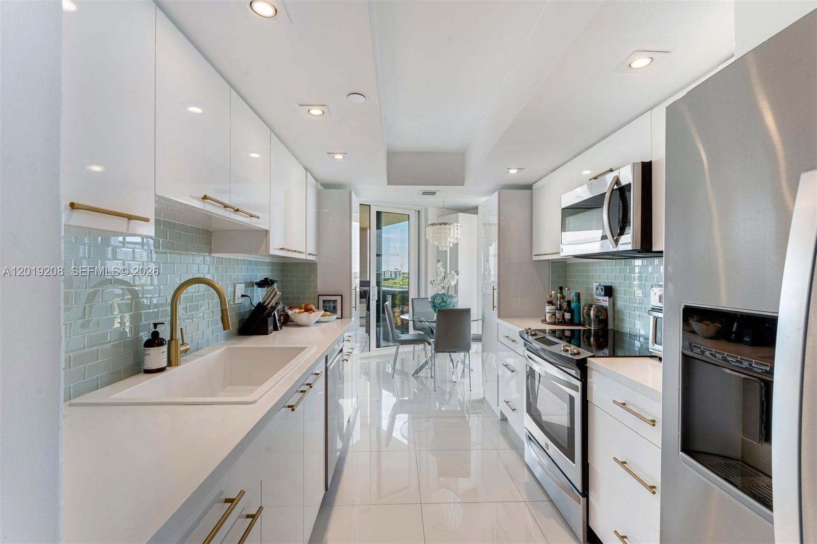 TOWERS OF QUAYSIDE CONDO - Residential