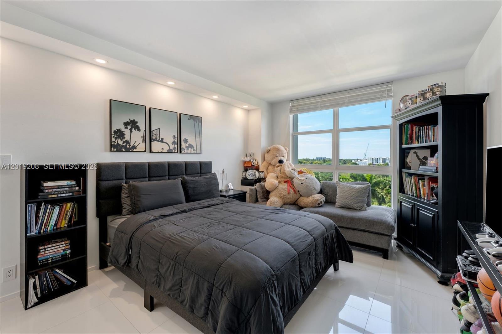 TOWERS OF QUAYSIDE CONDO - Residential