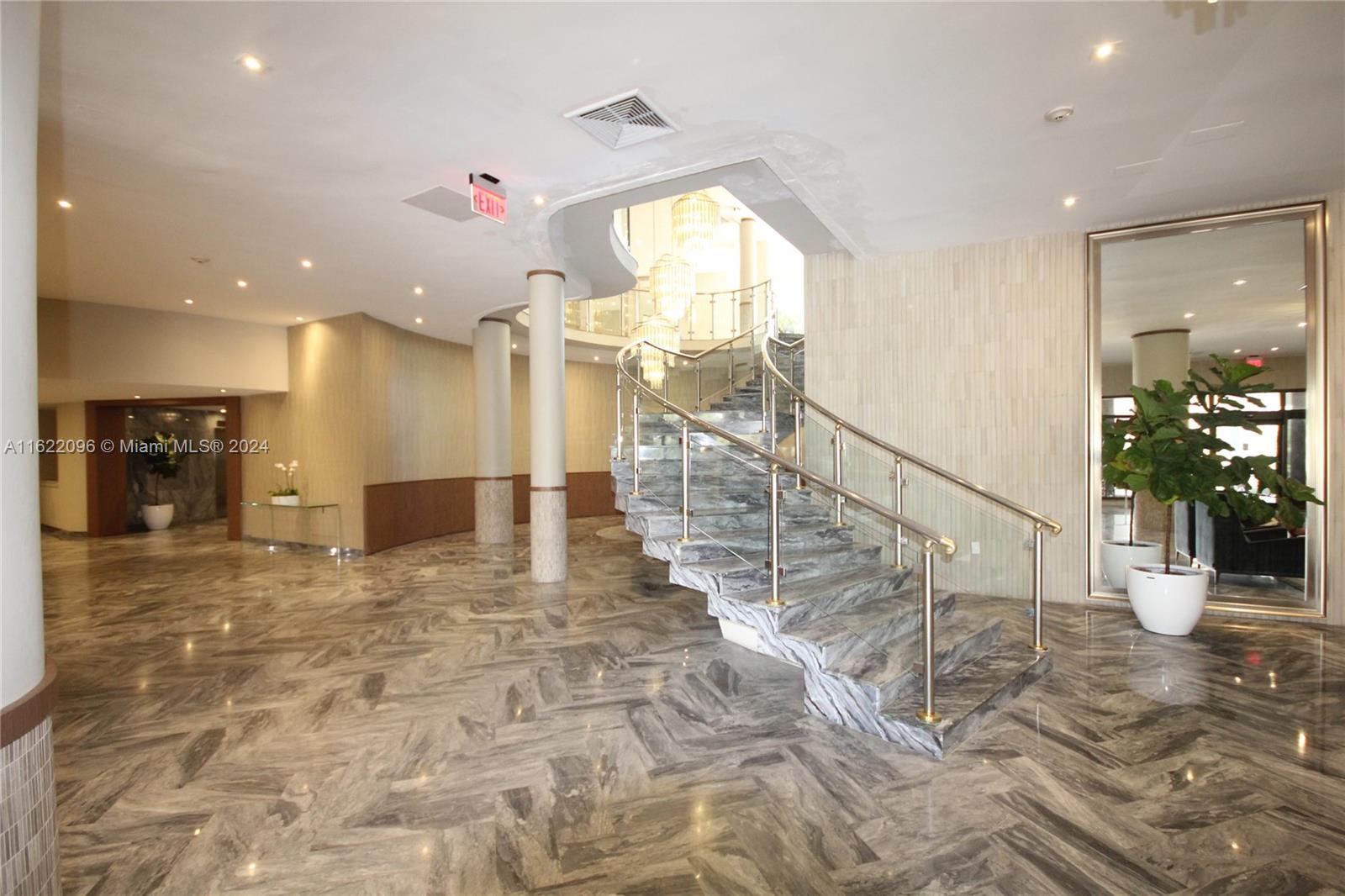 THE CARRIAGE HOUSE CONDO - Residential