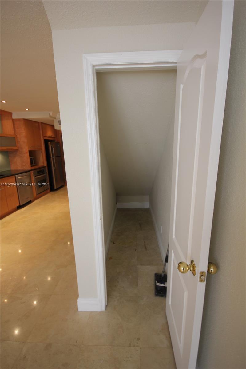 THE CARRIAGE HOUSE CONDO - Residential