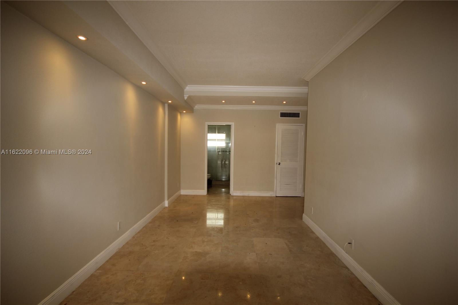 THE CARRIAGE HOUSE CONDO - Residential
