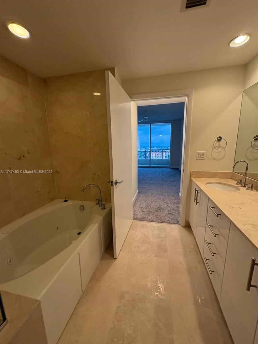 CITYPLACE SOUTH TOWER CON - Residential