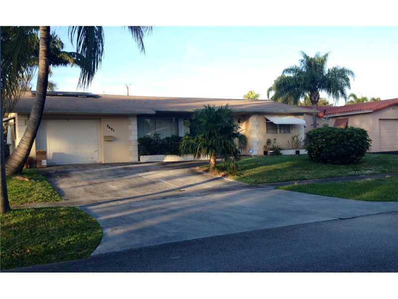 Nice large 4/2, with 1.5 car garage. The kitchen is updated with a 17CF refrigerator and a 17CF freezer OMG! Eat-in with plenty of storage. Tile thru-out the family rm, Dining rm, kitchen and 2 bedrooms. fenced in yard. Wide Open layout!