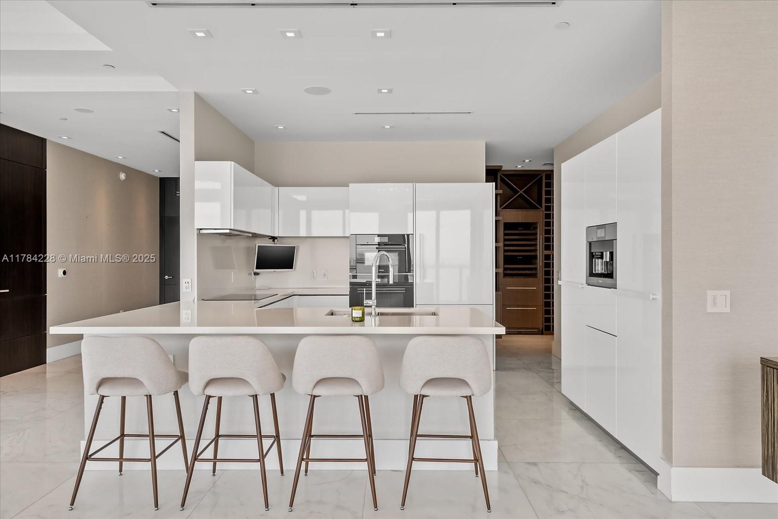 ICON BAY CONDO - Residential