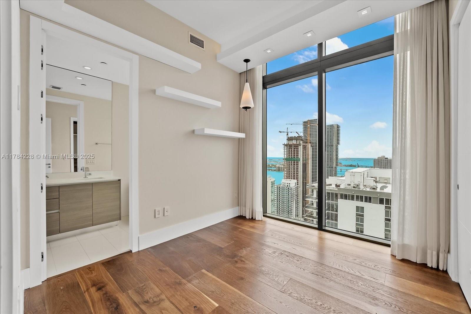 ICON BAY CONDO - Residential