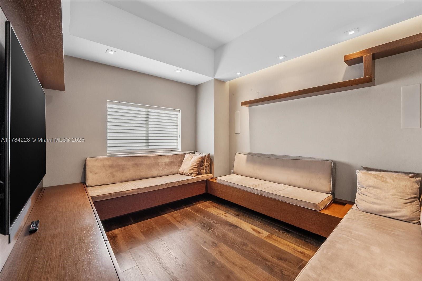 ICON BAY CONDO - Residential