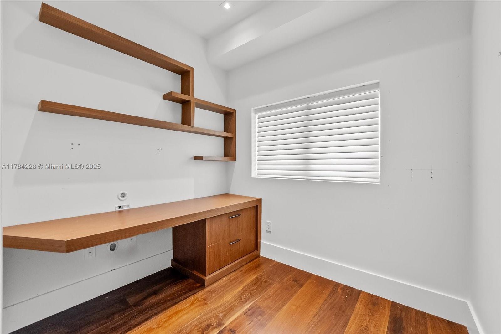 ICON BAY CONDO - Residential