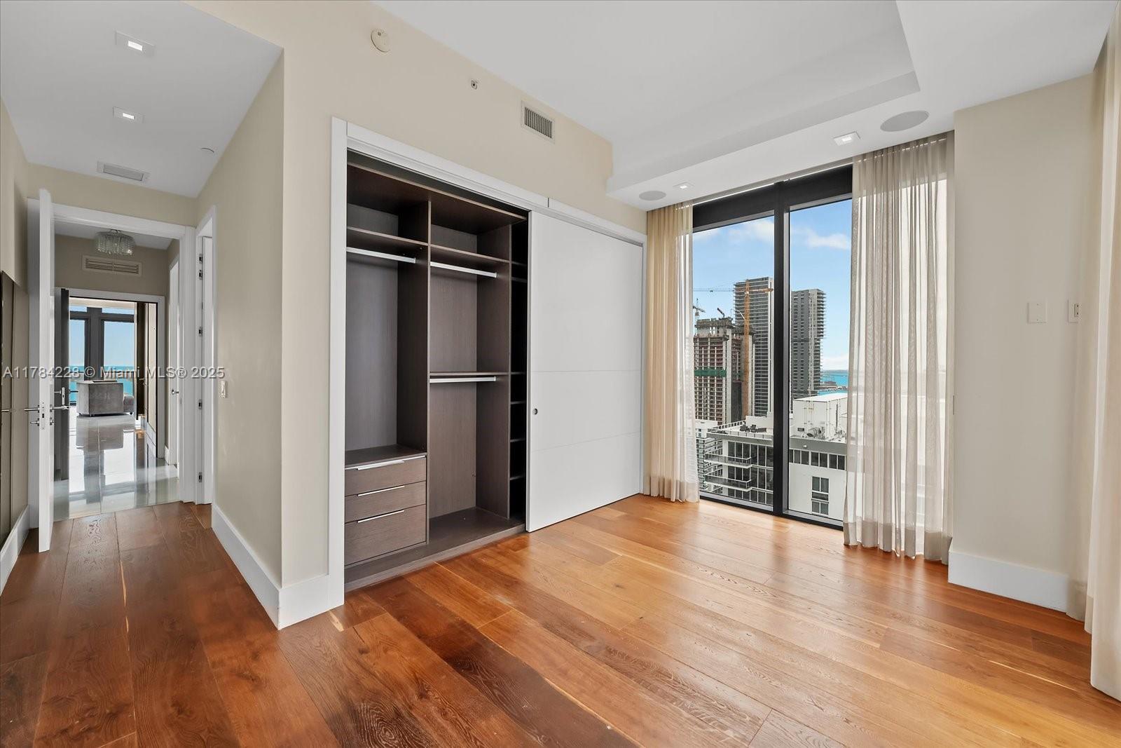 ICON BAY CONDO - Residential