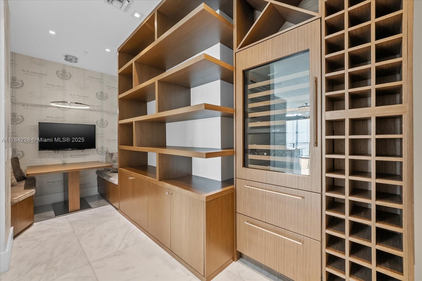 ICON BAY CONDO - Residential