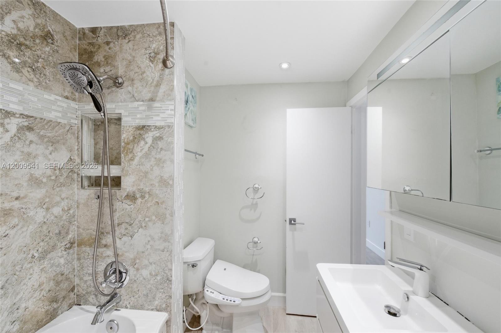 LAGO VERDE VILLAS CONDO - Residential