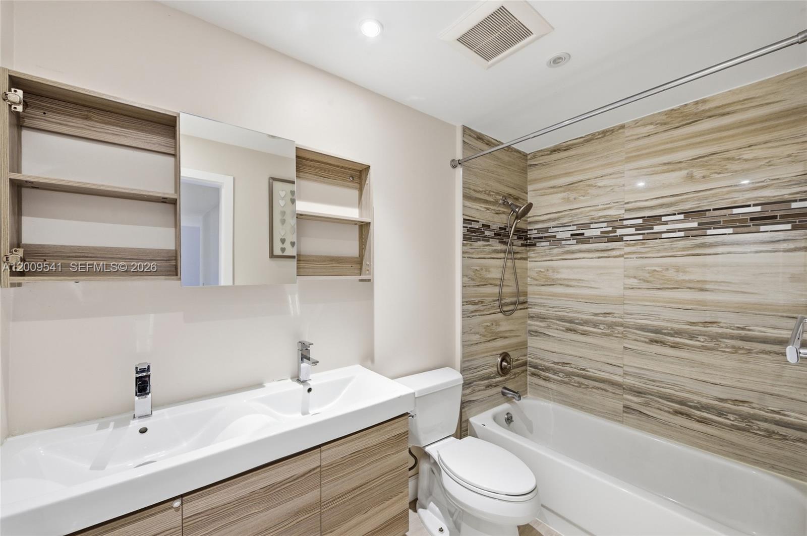 LAGO VERDE VILLAS CONDO - Residential