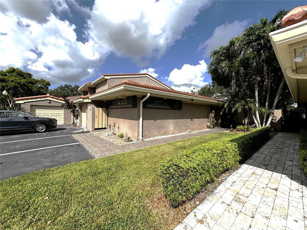 Photo of 2001 S Saint Andrews Rd #121, Hollywood, FL 33021 (MLS # A11930120)