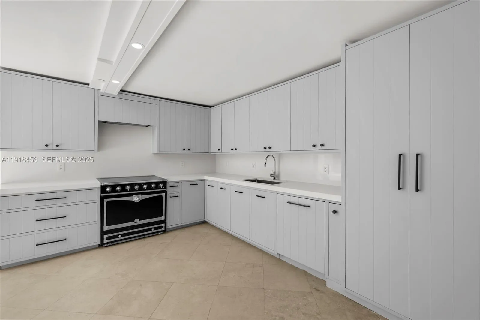 Key Biscayne, Florida 33149, United States, 3 Bedrooms Bedrooms, ,3 BathroomsBathrooms,Residential,Active,247550