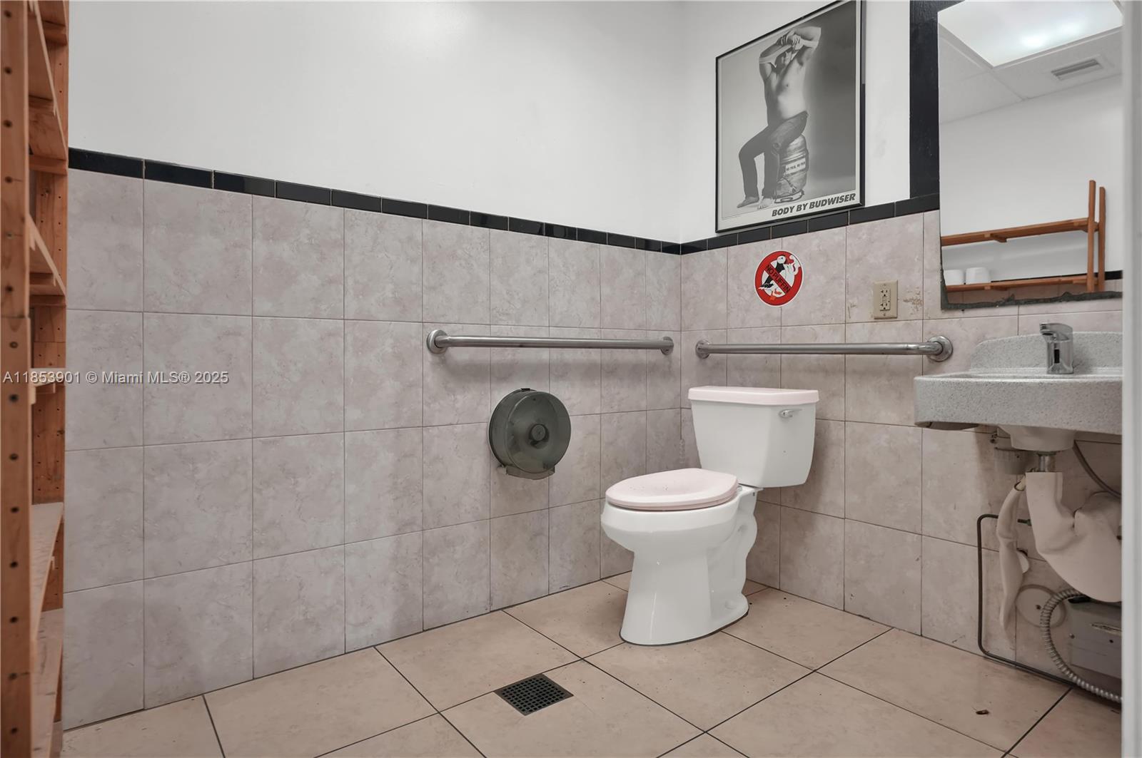 Main image without alt text