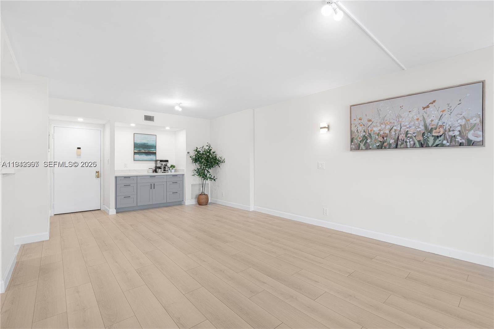 HILLCREST NO 21 CONDO - Residential