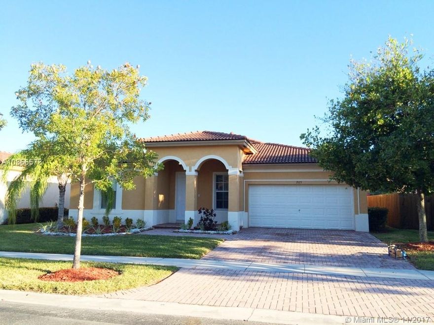 Grand and elegant single family in the best Waterstone community of Floridain Bay Estates. Ample rooms and living areas. Large double car garage. Huge yard front and back. Indoor washer and dryer and lots of ammenities. Don't miss this oportunity. Propert y has been listed for sale but will be removed from the markety once rented. Cash owned, free of debt or foreclosure. HOA approval required, move in ready and easy to show! See it today, will not last.