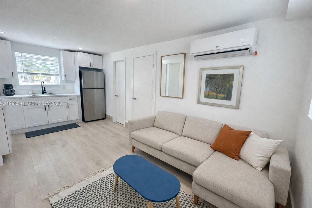 Photo of Hollywood, FL 33019 (MLS # A11998541)