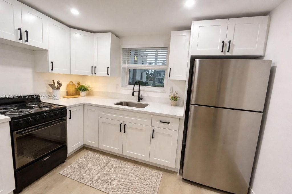 Photo of Hollywood, FL 33019 (MLS # A11998541)