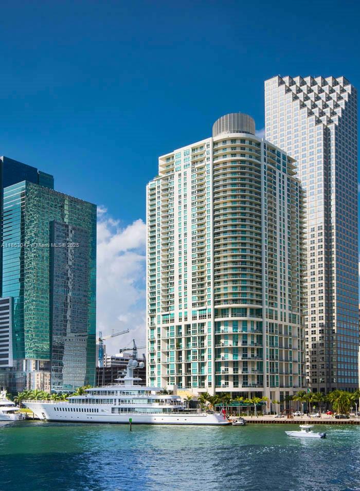 Enjoy vibrant city living spacious, 1bed/1bath unit featuring sleek tiles floors throughout, and panoramic views of the Miami skyline. Perfectly located in the heart of Downtown Miami- Just step form Bayside , Kaseya Center, Brickell City Center, restaurants, Cafes, and much more. Everything you need. Right outside your door.